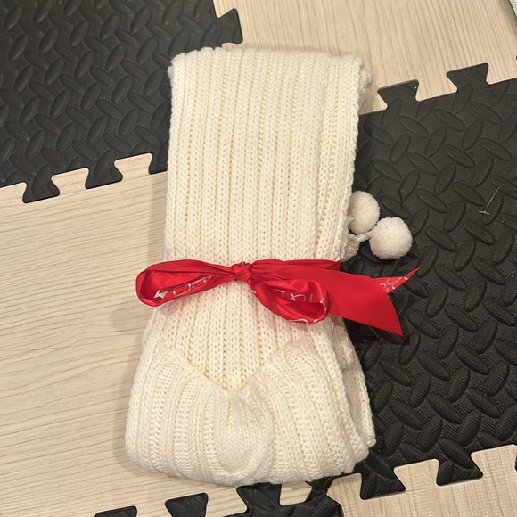 Bath and Body Works white knit scarf with hand warmer mittens NWT - Picture 5 of 5